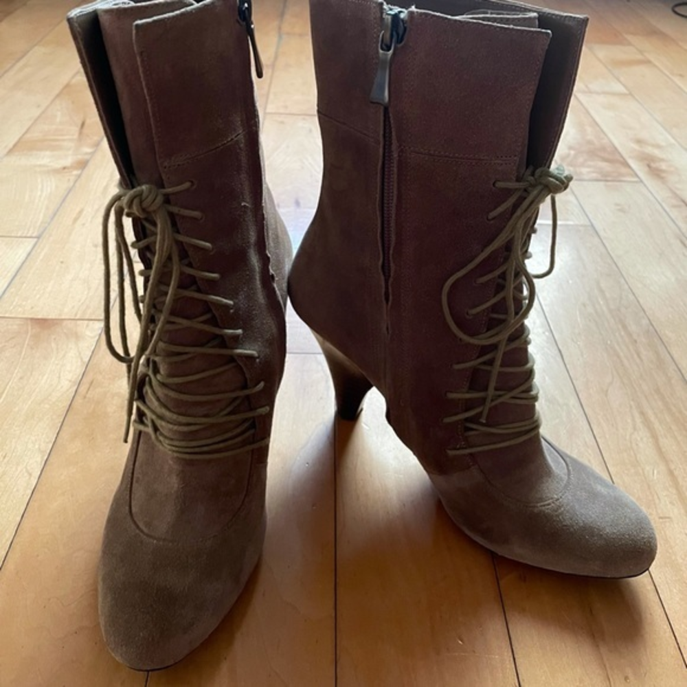 Max Studio Suede Lace Up Boots 7‎